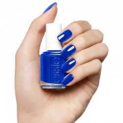 Sublimez vos ongles avec le vernis Essie Mezmerised au bleu éclatant.